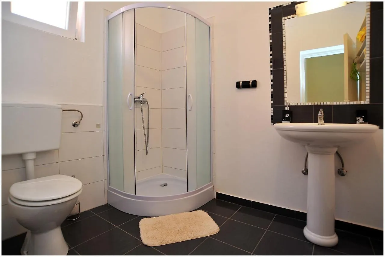Family Friendly Seaside Apartments Iz, Iz - 22025 Veli Iz
