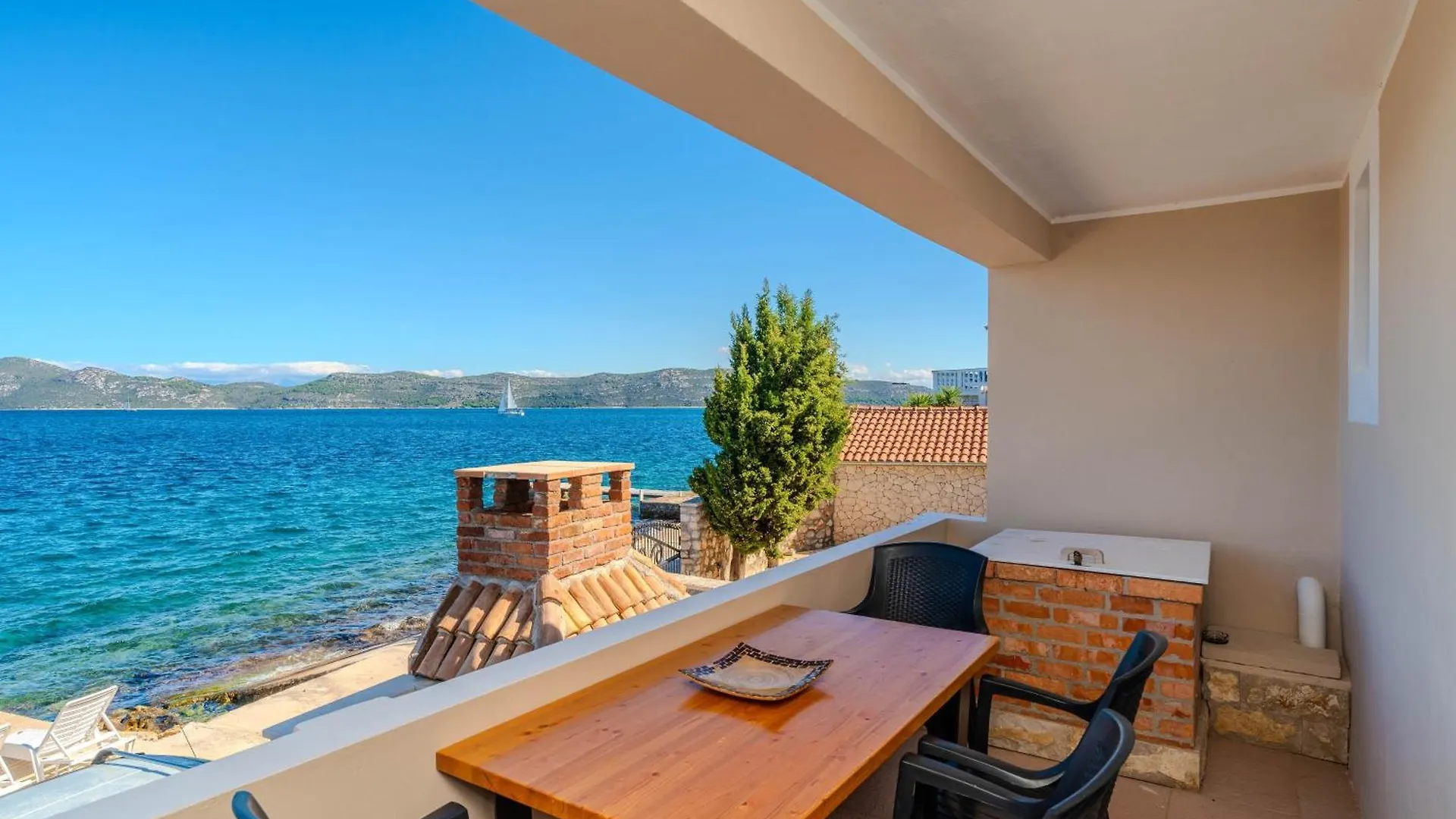 Family Friendly Seaside Apartments Iz, Iz - 22025 Veli Iz Croatia