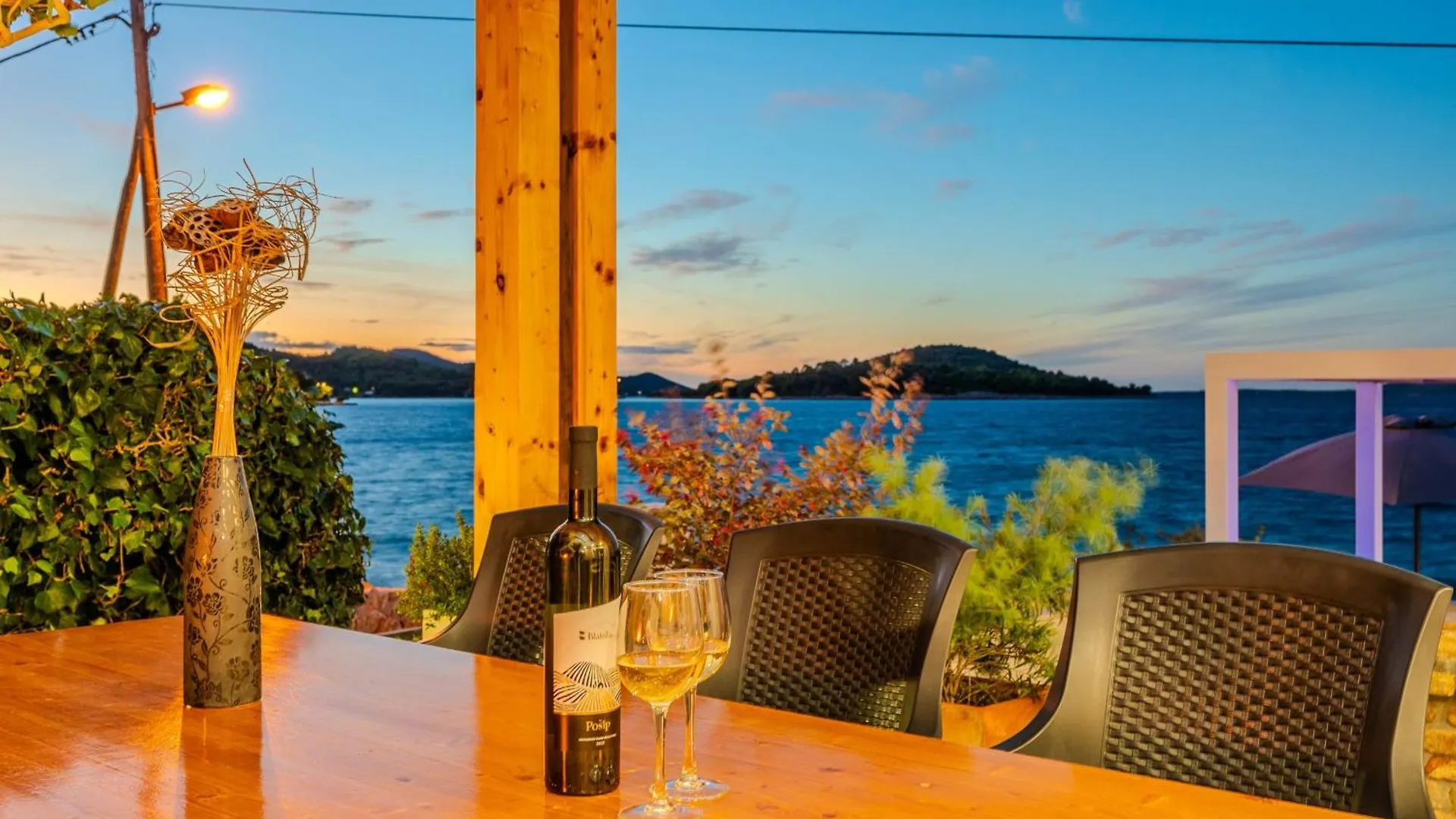Family Friendly Seaside Apartments Iz, Iz - 22025 Veli Iz