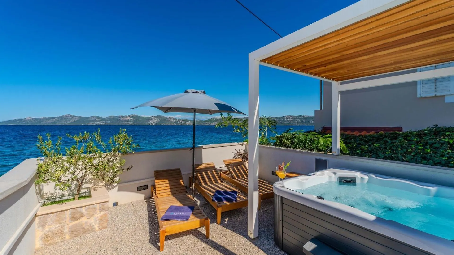 Family Friendly Seaside Apartments Iz, Iz - 22025 Veli Iz Croatia
