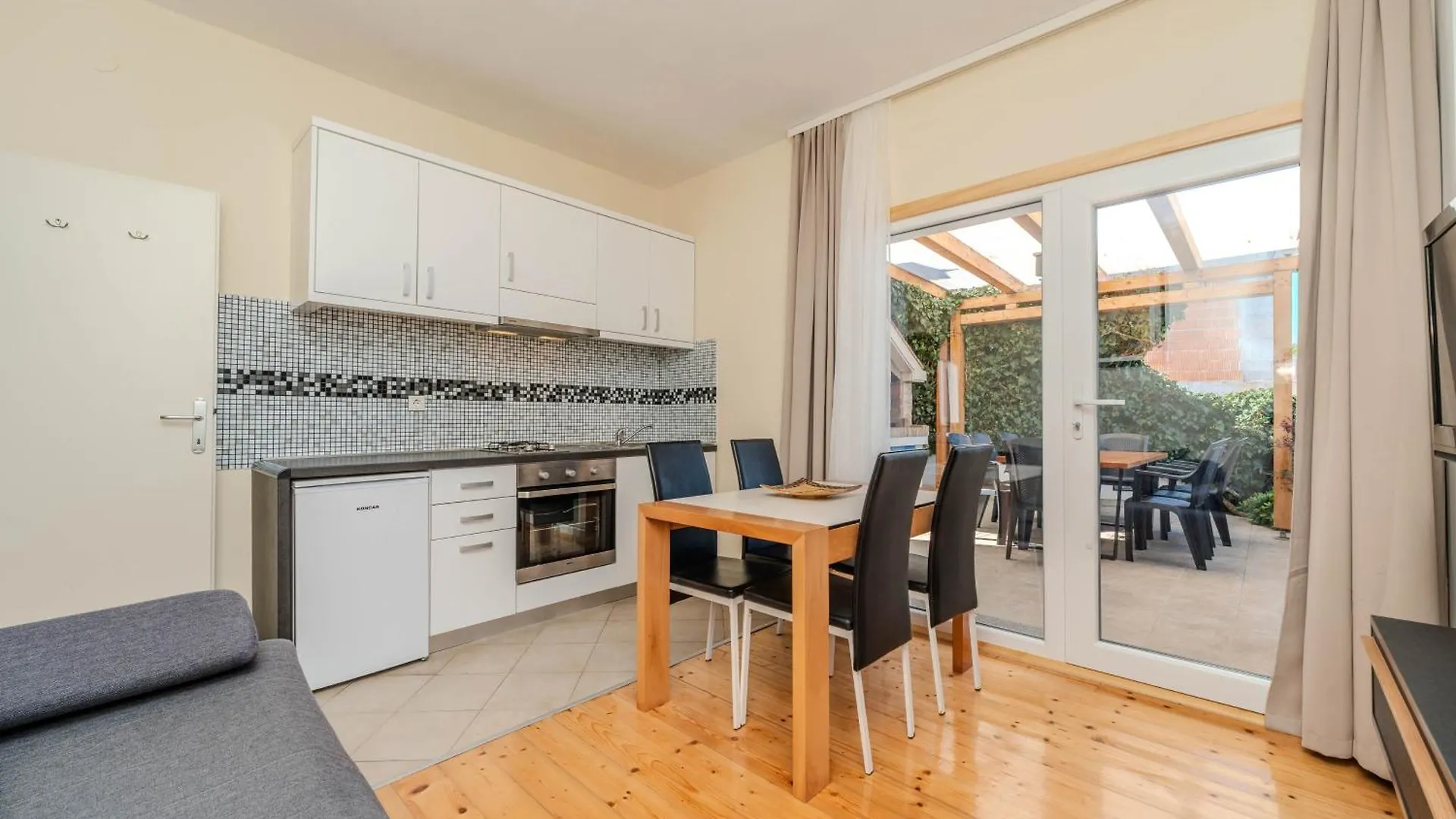 Family Friendly Seaside Apartments Iz, Iz - 22025 Veli Iz Croatia