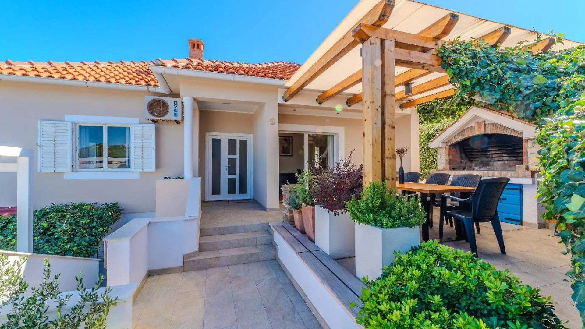 Family Friendly Seaside Apartments Iz, Iz - 22025 Veli Iz 0*,