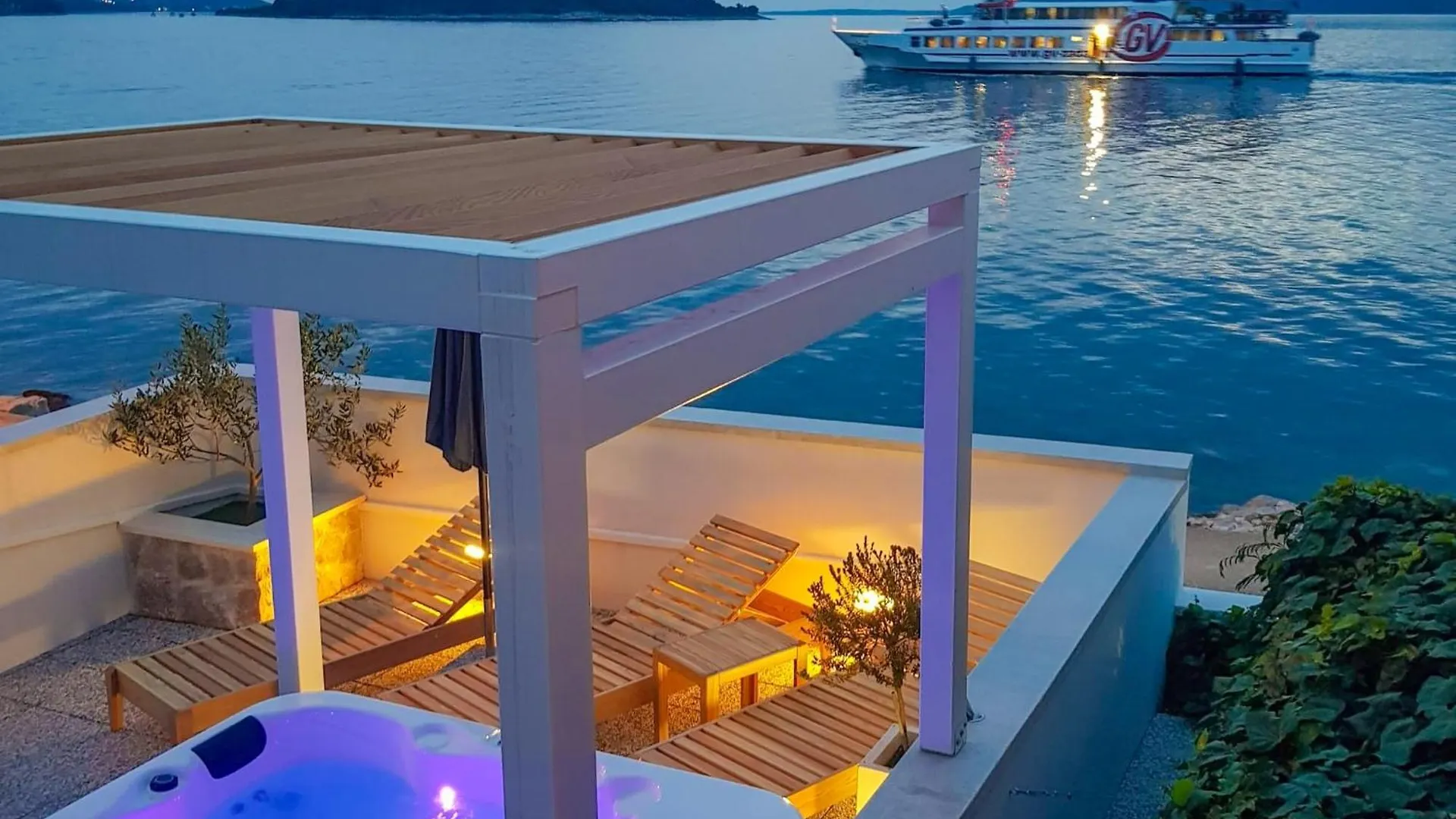 Family Friendly Seaside Apartments Iz, Iz - 22025 Veli Iz